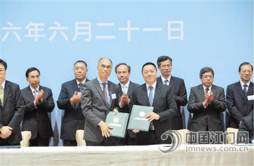 在2016年粤澳联席会议上,我市与澳门特区政府签署《关于推动粤澳共建江门大广海湾经济区的框架协议》。