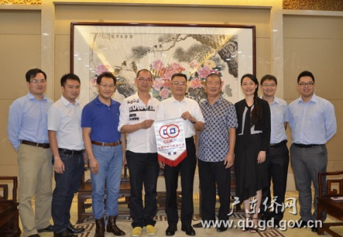 广东省侨办党组书记曾庆荣与英国中华工商联合会代表团一行合影。