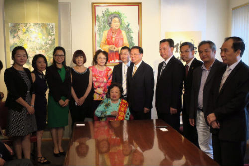 佛山市代表团赴美授予陈香梅女士荣誉市民称号。