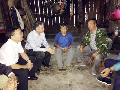省外事办主任陈力在施秉县县委组织部部长欧幸福等陪同下看望贫困户。