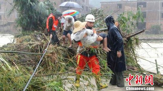 消防官兵冒雨护送受灾民众。消防供图