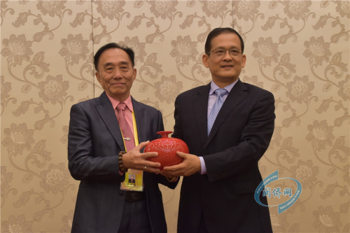 福建省侨办主任杨辉与访问团团长许宗鸽互赠纪念品。