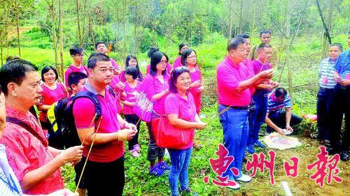 刘玉明一家人就地焚香拜祖。