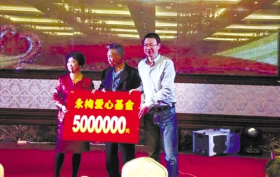 胡永娟(左)在捐赠仪式上。
