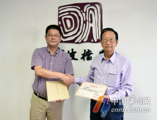 图为捐赠现场(右为吴兴镛.