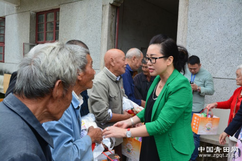 重阳节旅厄瓜多尔侨领杨小爱一行赴青田仁庄敬老院看望孤寡老人