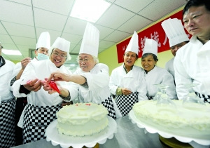 北京天坛街道组织辖区归侨侨眷重阳节体验烘焙。北京晨报记者