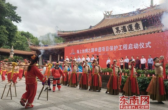 启动仪式伴随着闽南特色的民俗表演。