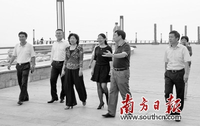 广东省侨办主任李心（左三）考察汕头华侨经济文化合作试验区。