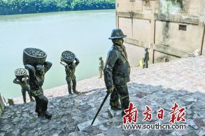 松口镇火船码头重新竖立了许多当年的人物雕塑,仿佛曾经繁华的景象再现。南方日报记者