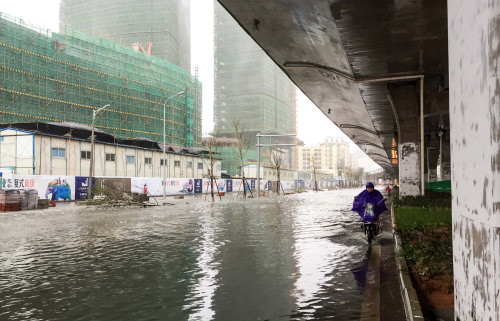 海口市海秀中路积水影响车辆通行。记者洪坚鹏