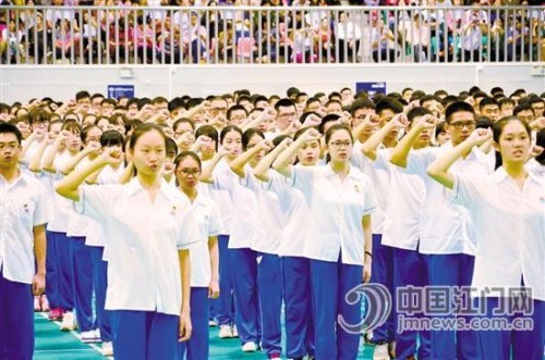 昨日,江门一中1200多名18岁青年代表举起右手,面向国旗庄严宣誓。