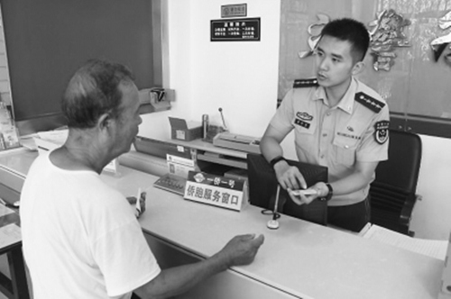 中国侨网边防官兵在侨胞服务窗口向侨胞讲解“一侨一号”涉侨业务办理流程。