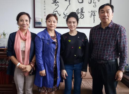 无锡籍旅法艺术家金湉（右二）拜访无锡市侨办