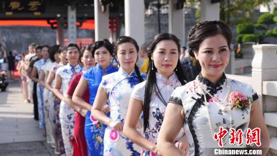 潮州30日举行古城旗袍秀，200多位身着华丽旗袍的潮州佳丽展示潮绣、旗袍文化。　陈启任　摄