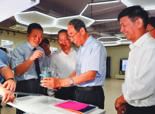 福建省委书记尤权在福建海峡石墨烯产业技术研究院,了解石墨烯的市场需求等情况。