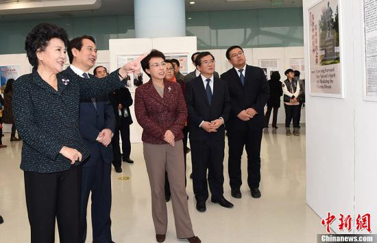 11月9日,由国务院侨务办公室与中国海外交流协会共同主办的“孙中山与华侨华人”主题图片展在国家游泳中心开幕。国务院侨办主任裘援平、副主任谭天星,北京市副市长程红以及承办单位北京市侨办和国家游泳中心负责人出席开幕活动。该图片展分为“孙中山的光辉一生”、“华侨为革命之母”、“继承孙中山遗志,实现强国之梦”三个部分。图为国务院侨办主任裘援平、副主任谭天星、北京市副市长程红等观看图片展。中新社记者