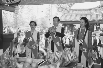 图为萧万长（中）携家人在萧氏宗祠四美堂祭祖。