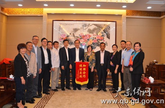 黎静(右六)向板芙联谊会访问团赠送锦旗。