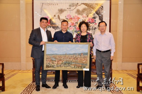 郑仕意会长（左二）、周钢名誉会长（左一）代表考察团向广东省侨办赠送纪念品