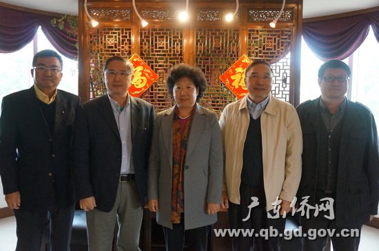 中国侨网广东省侨办李心主任（中）、林琳巡视员（右二）与汤友志博士（左二）等合影