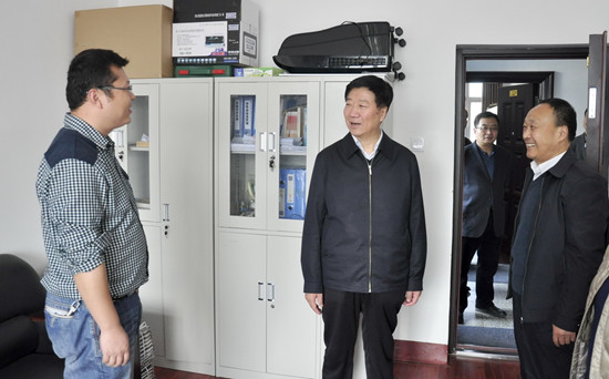 中国侨网王玺玉到甘肃省侨联看望机关干部。