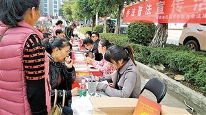 中国侨网侨民向律师咨询各类法律问题。
