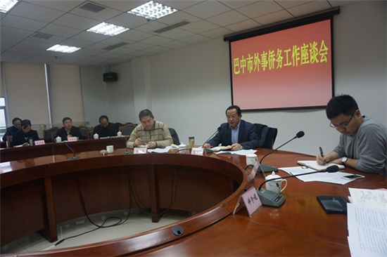 中国侨网四川省外侨办副主任张业初(右二)出席巴中市外事侨务工作座谈会