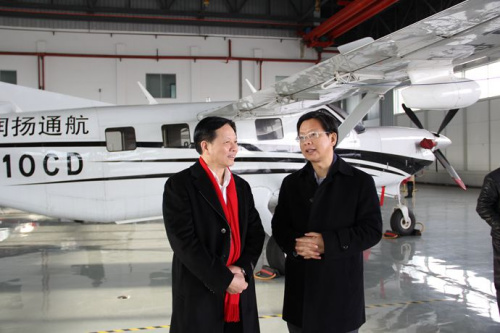 中国侨网镇江市侨办主任魏弘扬(右)向范群博士介绍航空航天政策