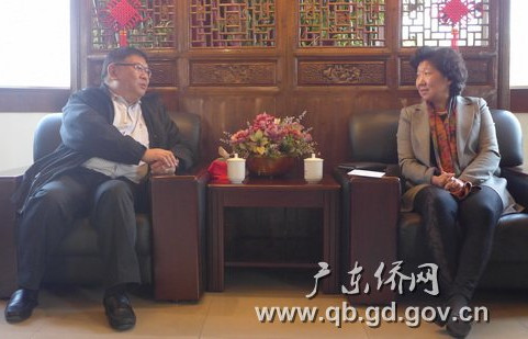 中国侨网广东省侨办李心主任(右)与美国洛杉矶阿罕布拉市沈时康市长交流。