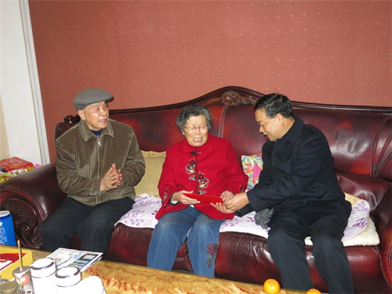 中国侨网资阳市外事侨台办主任卿明华慰问归侨蔡凤桂