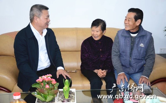 中国侨网蔡伟生(左)慰问普侨区归侨家庭。
