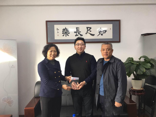 中国侨网 陈香林主席、关波副主席向王兆楠颁发吉林省侨联青委会常委证书
