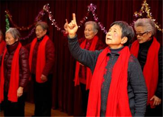 江苏南通8位白发空巢侨眷手语演绎感恩的心