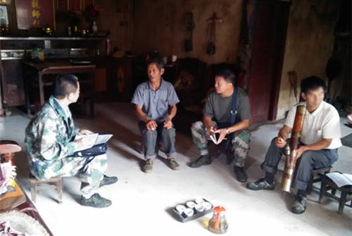 中国侨网云南省文山州砚山县侨办(侨联)人员在村民家中座谈,宣传法律知识。