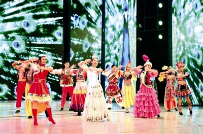 中国侨网联欢会上精彩的歌舞表演。深圳侨报记者 李恩 摄