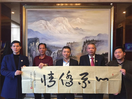 中国侨网四川外侨办副主任文甦(中)与美国福建联合总会常务副会长庄淑好(右二)一行合影