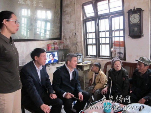 中国侨网蔡伟生副主任(左三)慰问印尼老归侨黄云娇(右二)