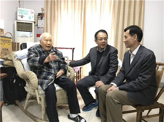中国侨网慰问医大百岁校长陈国熙教授