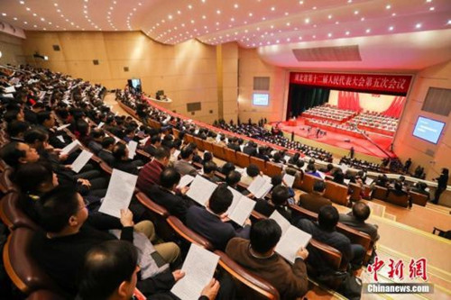 中国侨网1月15日，湖北省第十二届人民代表大会第五次会议在武汉开幕。 中新社记者 张畅 摄