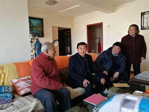 中国侨网四川外事侨务办副巡视员陈志孔(左二)看望慰问侨眷赵志伟(左一)
