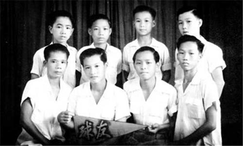 中国侨网1952年7月10日，球友欢送陈绍初、林建成回国升学留念。