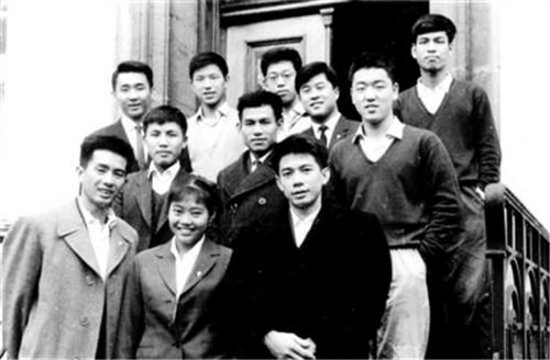 中国侨网1965年10月，林建成与陈玉娘、汤仙虎、侯家昌、吴俊盛和中国驻丹麦使馆工作人员合影。