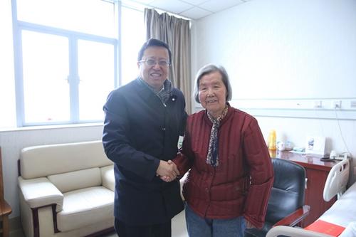 中国侨网四川外侨办主任慕新海看望慰问副省级离休干部张惠明