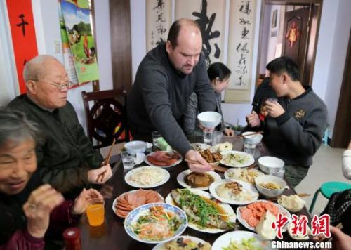 中国侨网在中国生活多年，弗莱恩已经能够熟练使用筷子了。　胡洪涛 摄