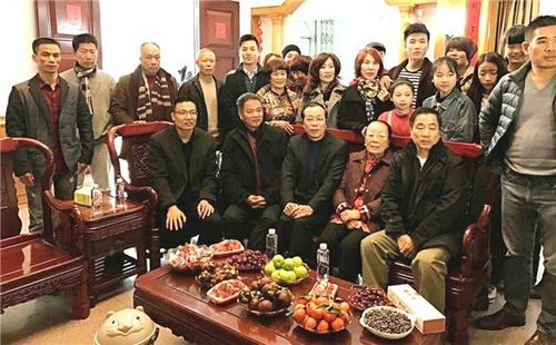 中国侨网孙清开(前排右一)、其母亲(前排右二)、黄齐秋(前排居中)、孙清云(前排左二)等与孙会长家人合影