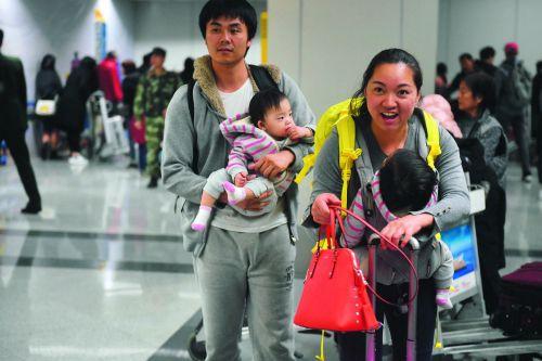 中国侨网近年来，回到家乡过年已成为越来越多漂泊在异国的游子的选择。图为1月13日，2017中国春运启动，从澳大利亚回来的年轻夫妇带着双胞胎女儿抵达福州长乐机场。（中新社）