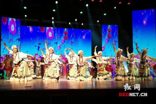 中国侨网6-7日,中国侨联“亲情中华·走进侨乡”代表团到访湖南,在湘潭和常德通过文艺演出慰问春节回湘探亲的侨领侨胞、归侨侨眷及当地父老乡亲。