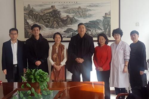 中国侨网座谈之前，戴北燕会长一行参观了北门医院相关专家临床治疗及先进医疗设备。