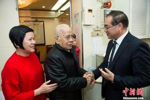 中国侨网郭军（右一）与汤福荣父女亲切交谈。 中新社记者 龙土有 摄  